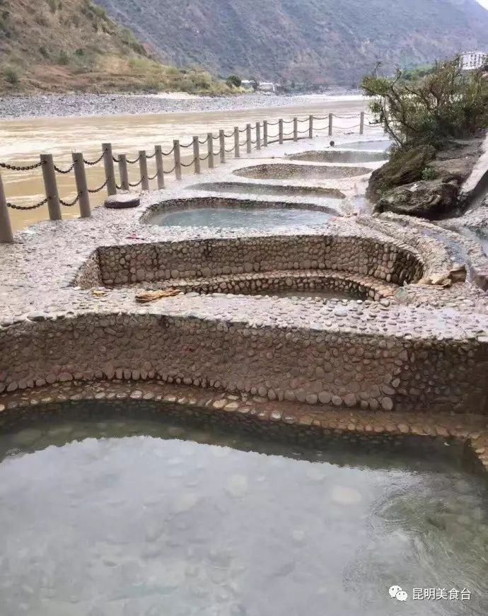 云南最神秘的六个野温泉，峡谷弥漫雾气小鱼咬脚，车底盘常常被刮