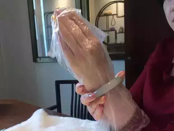 翡翠手镯戴进去难还是取出来难,翡翠手镯是不是能戴上就能取下