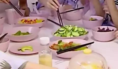 女明星为了减肥竟然这么拼！水煮就算了，有的还吃蛐蛐···