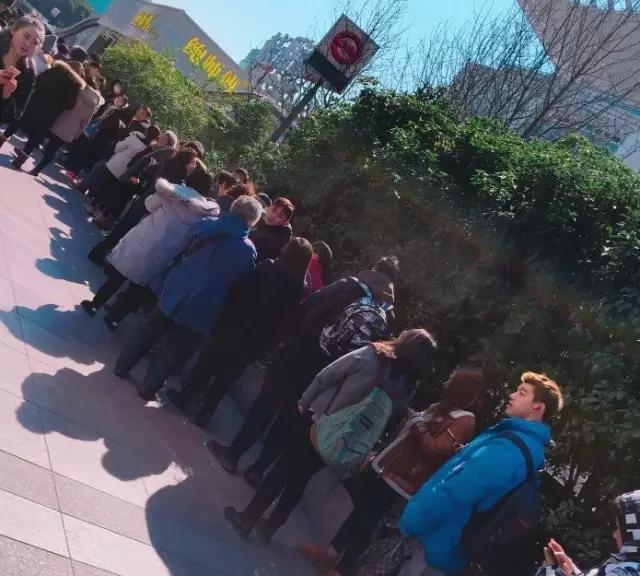 这年头店门口不站点黄牛，好意思说自己是网红？