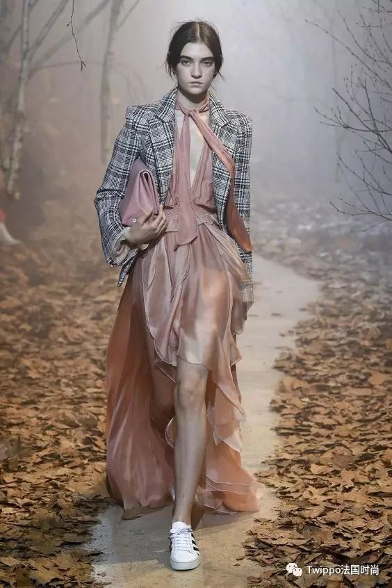 今年流行格纹西装还是纯色的,复古西装格纹西装哪个好看