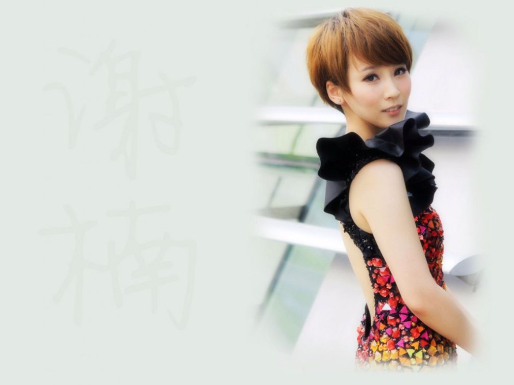 谢楠和谢楠同框,谢楠穿条纹西装走机场