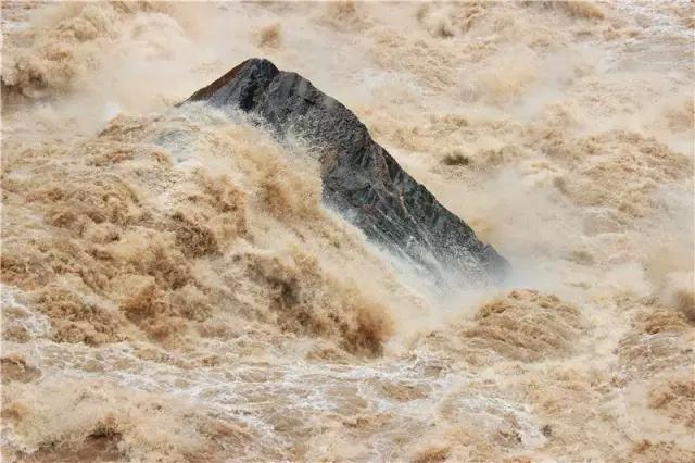 虎跳峡的震撼,虎跳峡惊险之旅