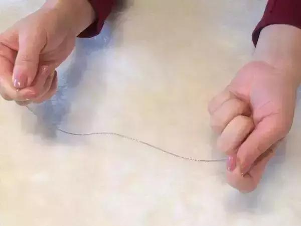 翡翠手镯戴进去难还是取出来难,翡翠手镯是不是能戴上就能取下