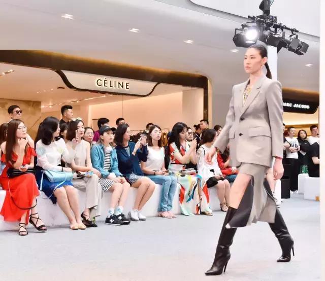 关晓彤穿的鞋子一般都是哪里买的,关晓彤名牌鞋