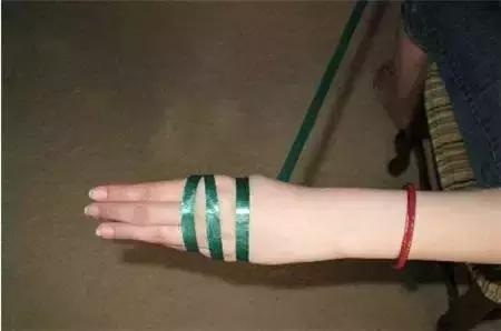 翡翠手镯戴进去难还是取出来难,翡翠手镯是不是能戴上就能取下