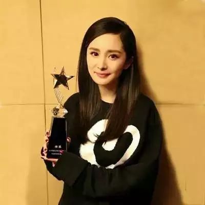 杨幂穿的最火的牌子,杨幂亚太区代言什么品牌