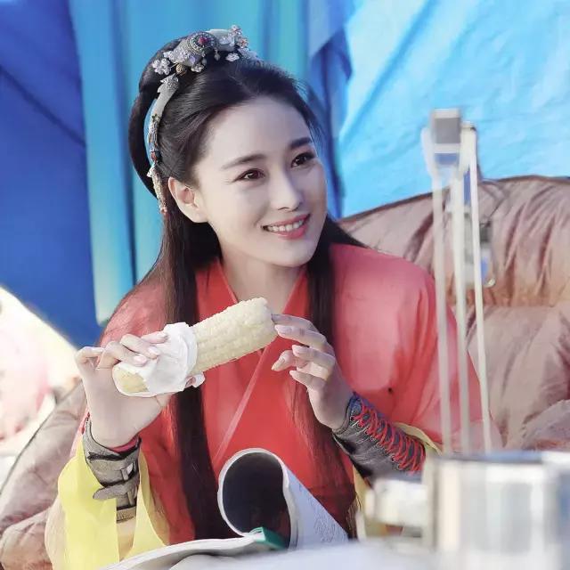 女明星为了减肥竟然这么拼！水煮就算了，有的还吃蛐蛐···