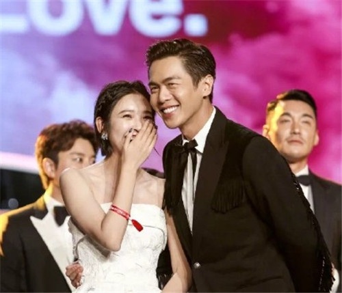 霍建华林心如罕见同框秀恩爱,霍建华林心如手挽手一片尖叫声