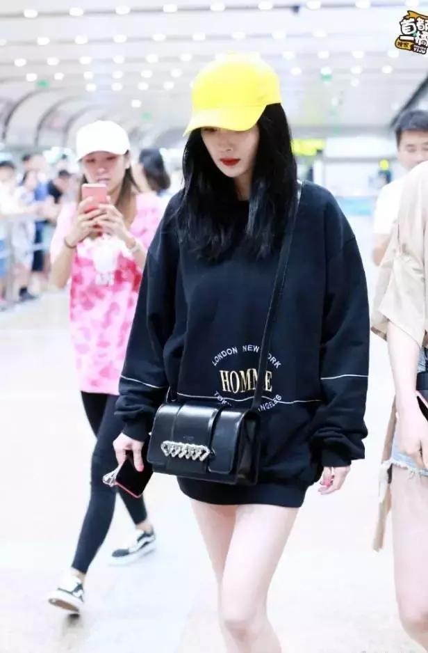 杨幂穿的gucci的格纹外套,杨幂celine上衣