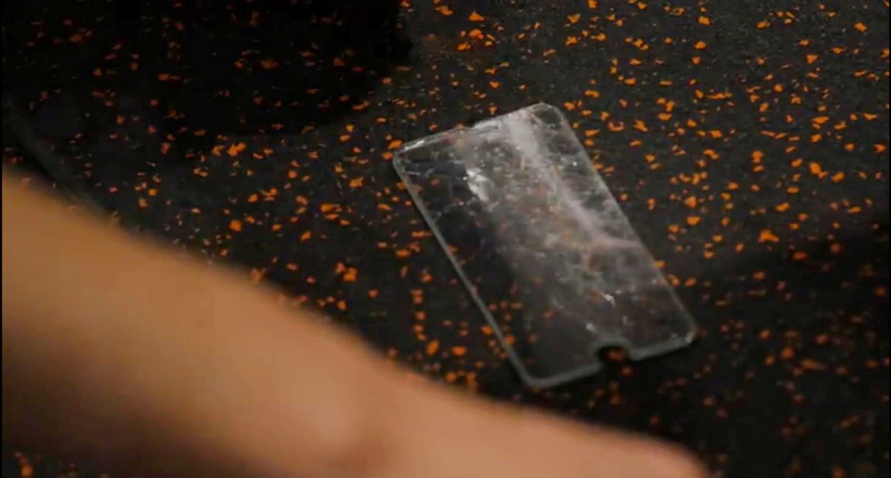 手机不小心被坐弯了怎么修,手机被坐弯了可以继续用吗