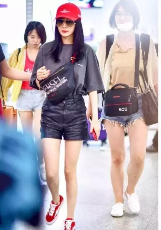 杨幂穿的gucci的格纹外套,杨幂celine上衣