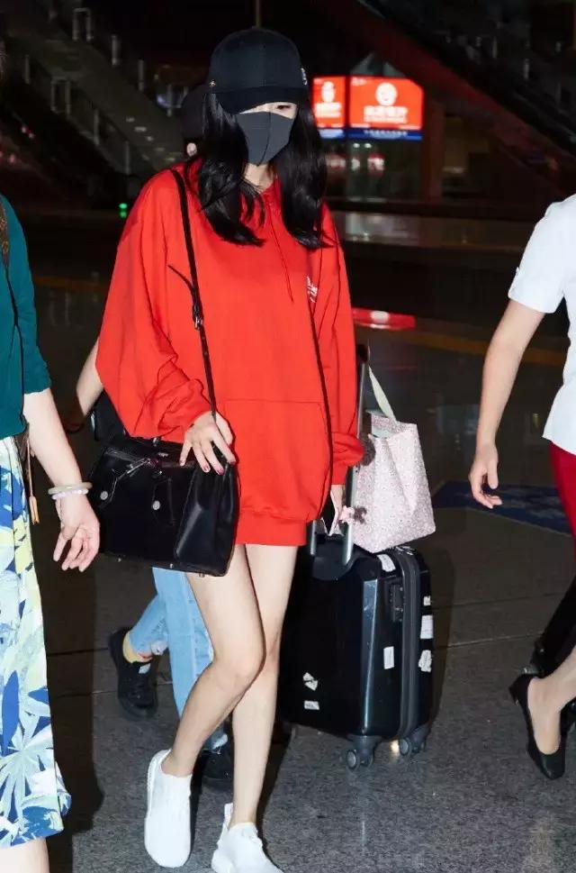 杨幂穿的gucci的格纹外套,杨幂celine上衣