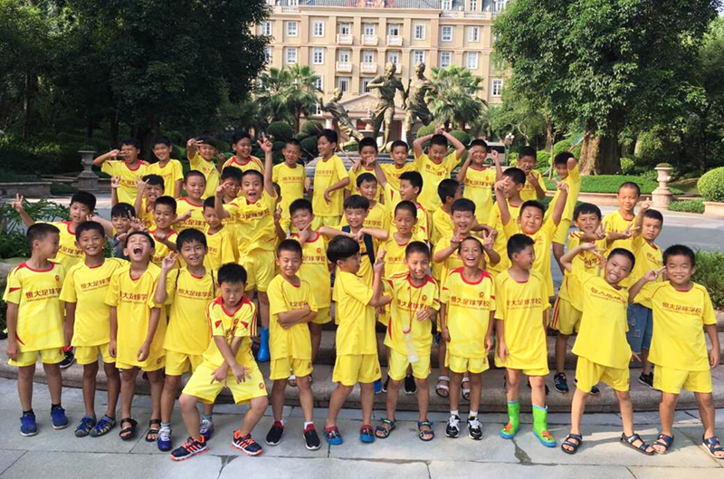 一群绿茵场上的追风少年,追风足球少年