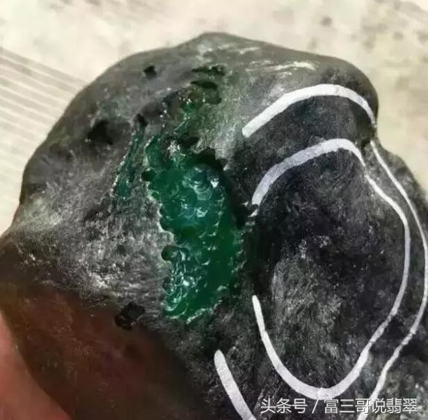 最牛赌石一夜暴富130万,赌石现场一刀赚18个亿帝王绿