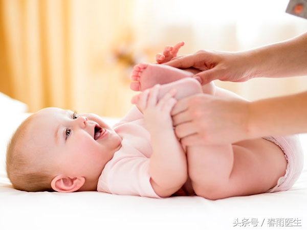 孩子腿有点弯怎么变直,小孩绑腿能使腿变直吗