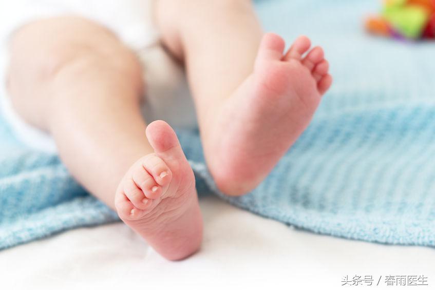 孩子腿有点弯怎么变直,小孩绑腿能使腿变直吗