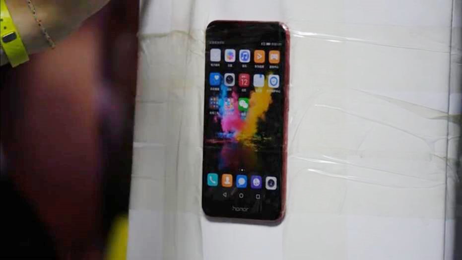 手机不小心被坐弯了怎么修,手机被坐弯了可以继续用吗