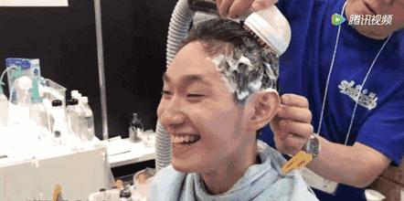 岛国研发让你躺在床上都能洗头的机器，满屏都是不可描述的画风！