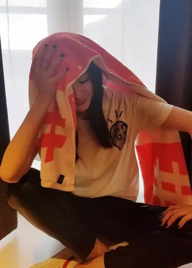 杨幂穿的gucci的格纹外套,杨幂celine上衣