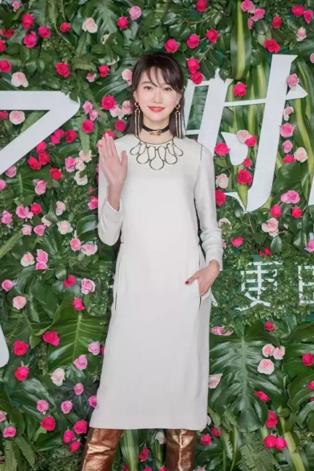 杨幂李易峰现身米兰街头,李易峰怎么穿杨幂的衣服