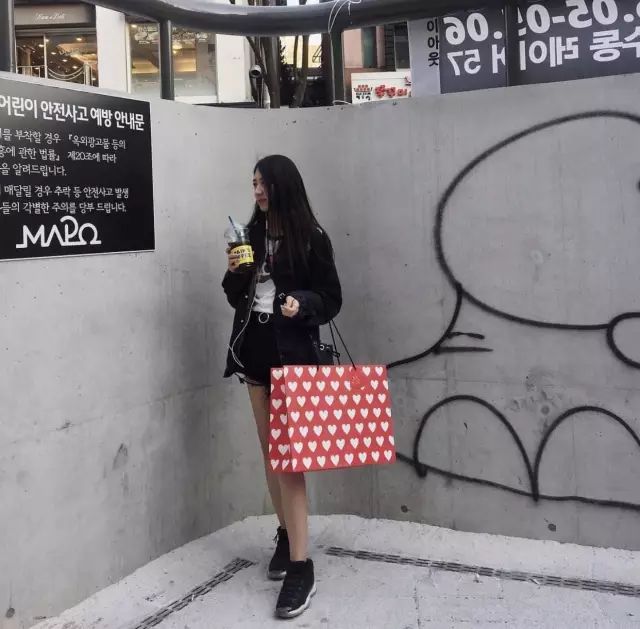 相比高跟鞋和小礼服，你肯定更迷恋穿AJ和球衣的她