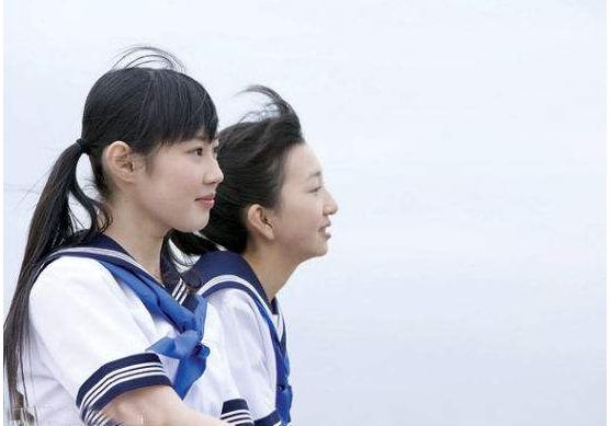 初中女生叛逆期早恋怎么教育,女儿孤僻内向上初中早恋怎么办