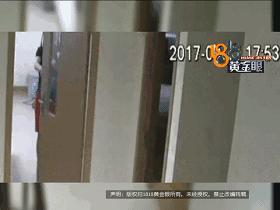 割完双眼皮，头发被胶水粘住！看监控，发现同行的闺蜜有可疑动作