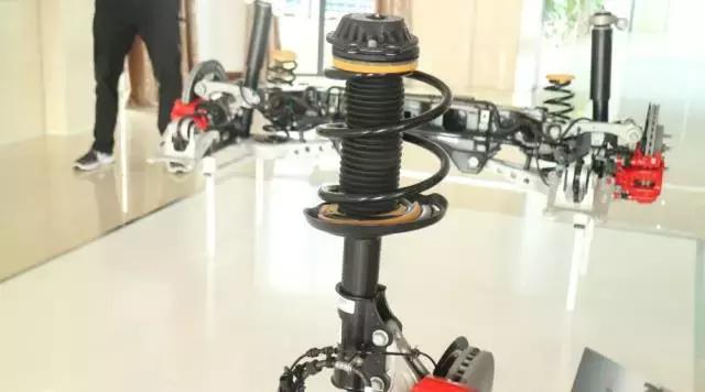 君威gs与标致508l底盘对比,新款君威gs底盘顶起来长什么样