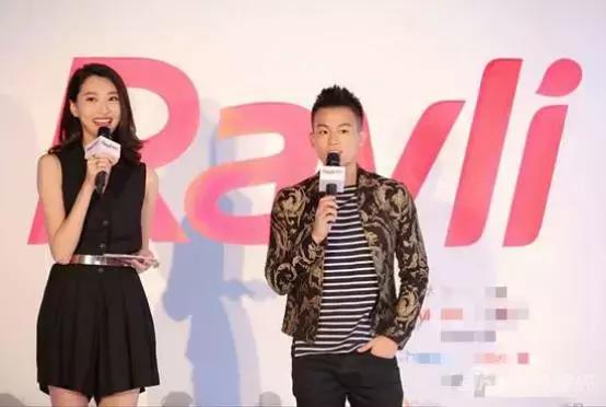 杨幂李易峰现身米兰街头,李易峰怎么穿杨幂的衣服