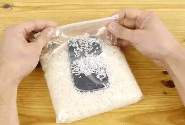 vivo手机掉水里了正确处理方法,手机掉水里了黑屏了应该怎么处理