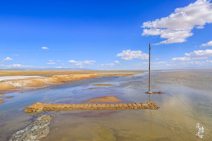 茶卡盐湖的蓝天白云宛如仙境,茶卡盐湖的夜
