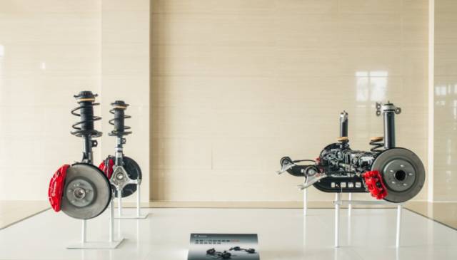 君威gs与标致508l底盘对比,新款君威gs底盘顶起来长什么样