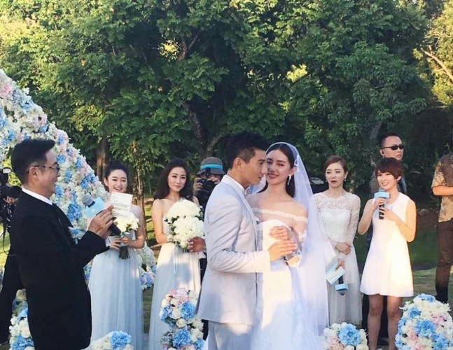 隆诗大婚深情告白霍建华抢合照新郎扬言生5个