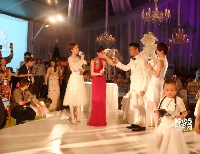 隆诗大婚深情告白霍建华抢合照新郎扬言生5个