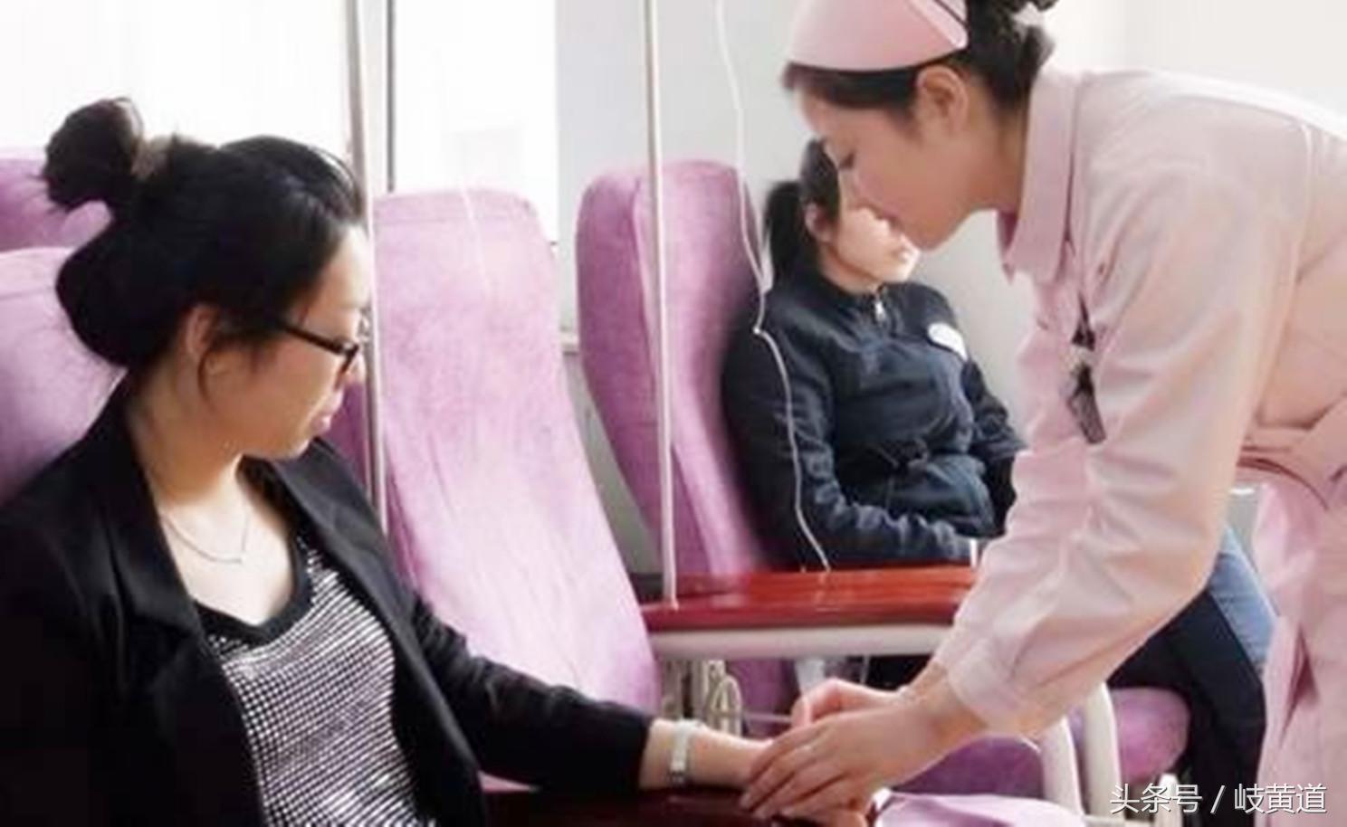 女子上腹部疼痛上吐下泻,女性上腹部疼还恶心想吐