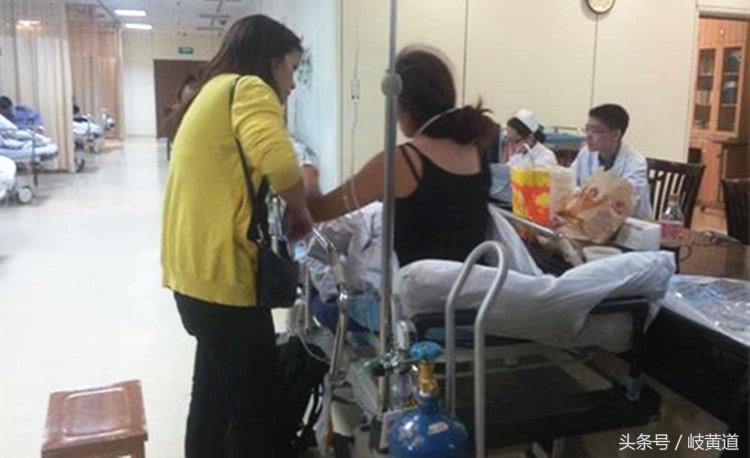 女子上腹部疼痛上吐下泻,女性上腹部疼还恶心想吐