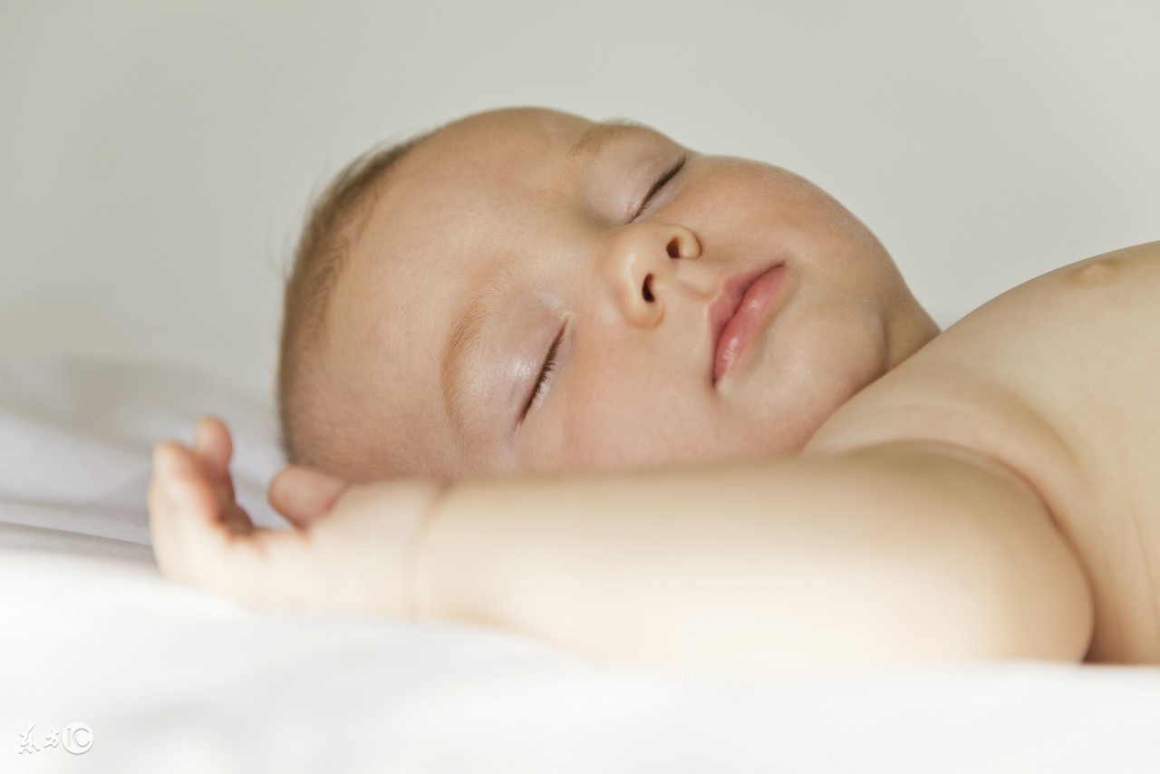 宝宝睡前哭闹越抱越哭,婴儿睡前哭闹要几月才能改善