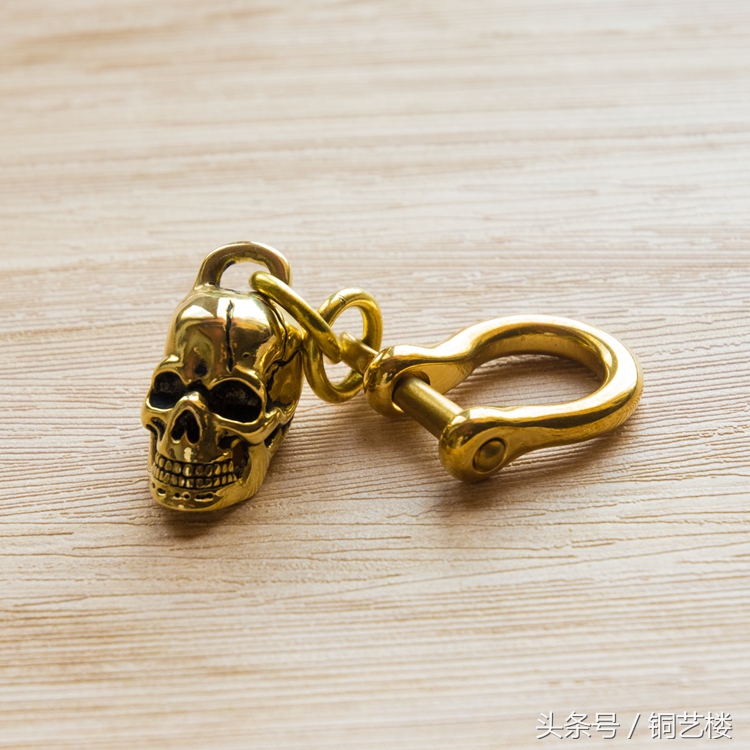 一串黄铜钥匙挂件卖出天价，这位潮流设计师到底有何不同