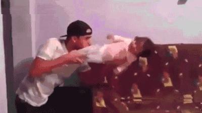 玩手机被爸爸发现怎么办,玩游戏被爸爸抓住