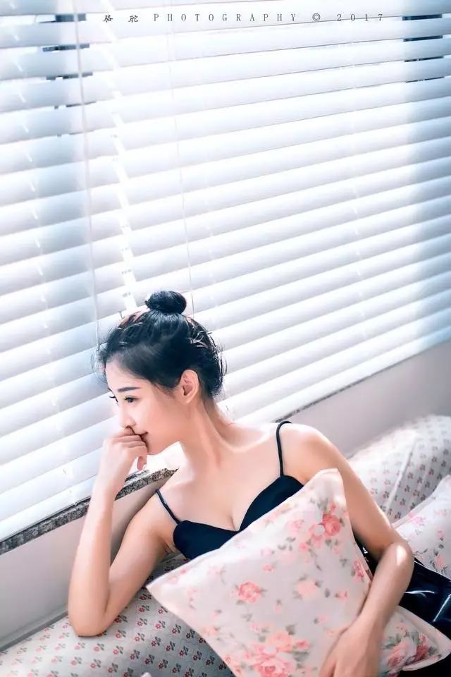 这个女人双腿合的紧线条感强，她这样做的，你怎么看？