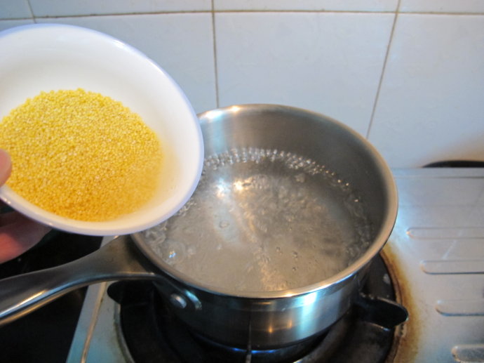 电压力锅熬小米粥步骤,怎样熬小米粥粘稠又快