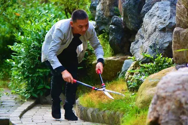 30年间从学徒到大师，46岁他隐居黄山脚下匠心造出2000㎡避世山居