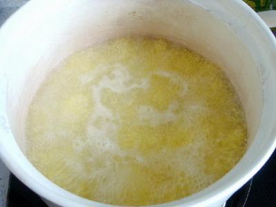 电压力锅熬小米粥步骤,怎样熬小米粥粘稠又快