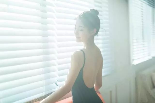 这个女人双腿合的紧线条感强，她这样做的，你怎么看？