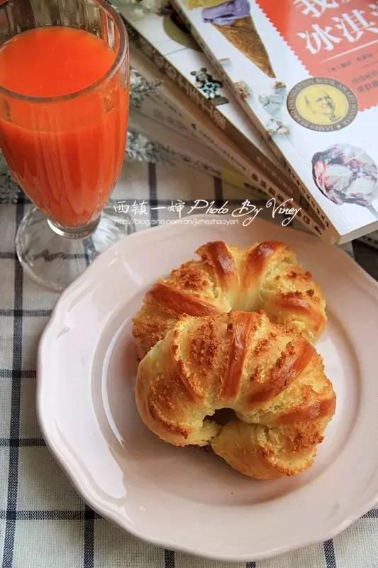 怎么做的面包烤出来软软的好吃,自己做的面包没有面包店松软香甜