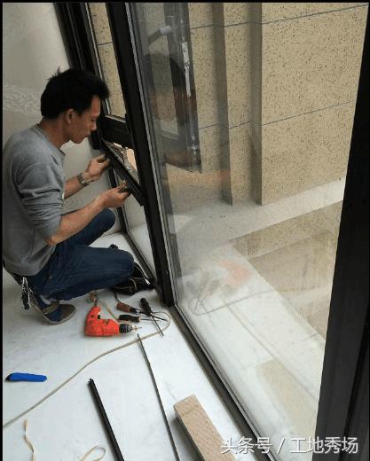 家里纱窗坏了怎么修理,家里的纱窗坏了怎么办