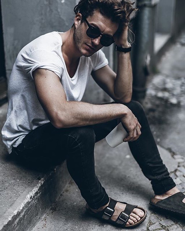 一件纯白的t恤搭配拉风的tee,一件白t恤男