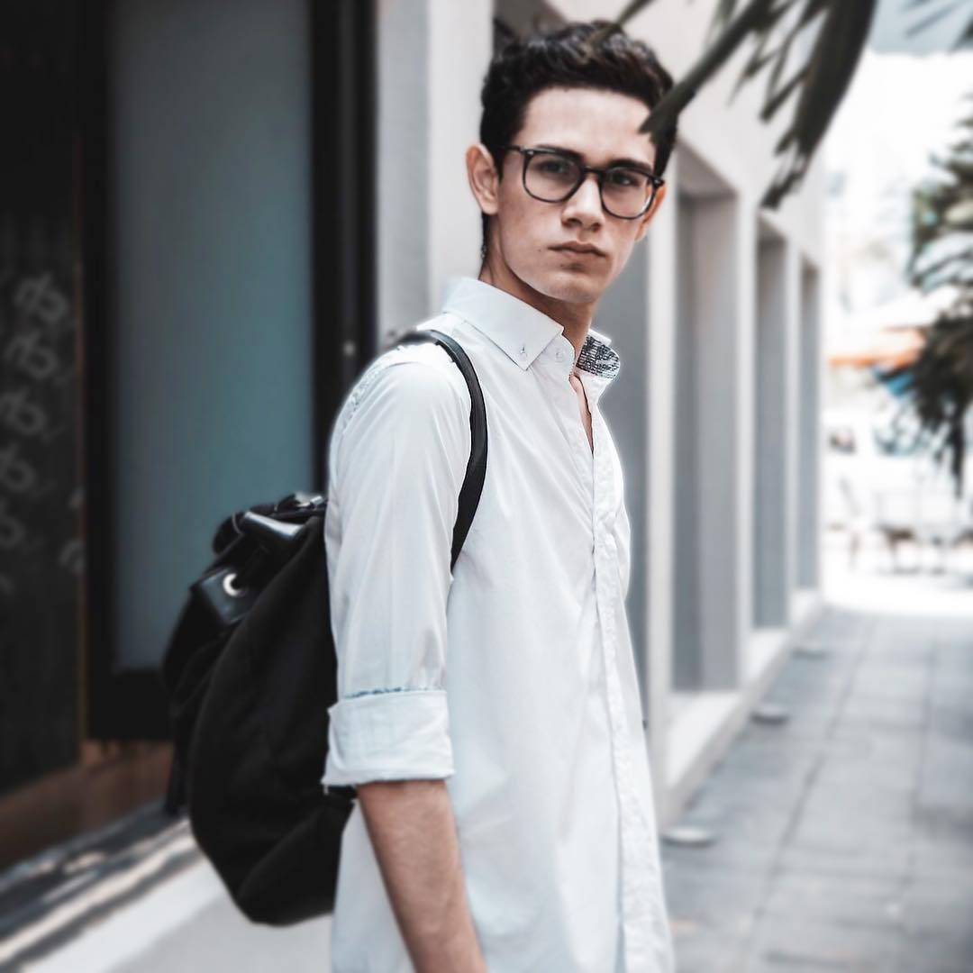 一件纯白的t恤搭配拉风的tee,一件白t恤男