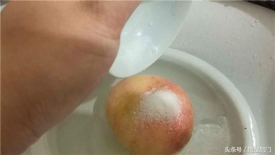 用小苏打洗桃子为什么桃子会发黑,洗桃子怎么洗干净
